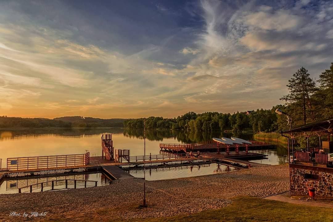 Zachód słońca nad Jeziorem Górznieńskim i plażą miejską