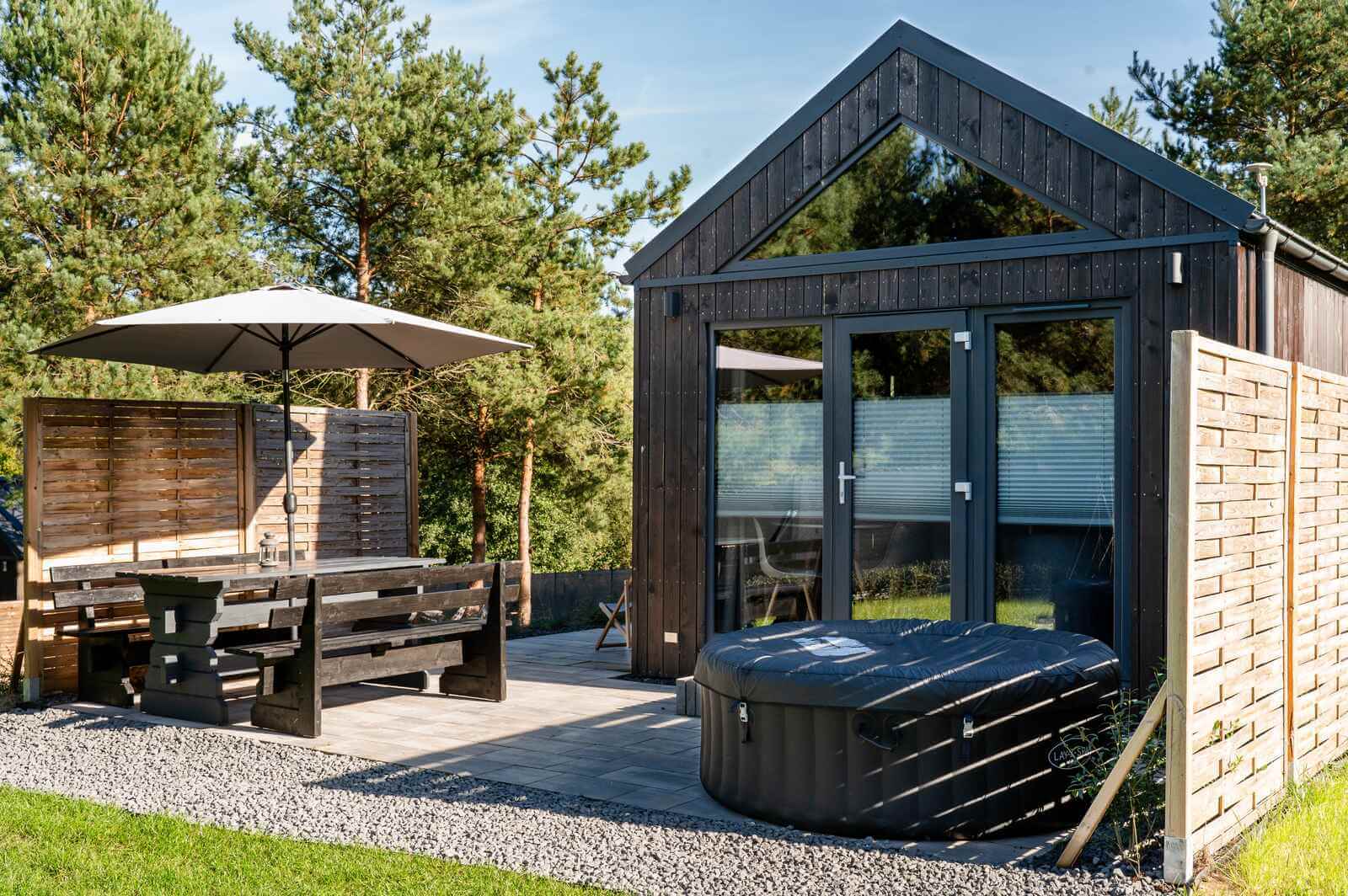 Domek Premium z tarasem, stołem i jacuzzi wśród sosen